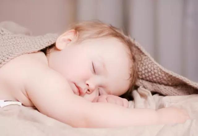 晚上总睡不好觉？最全0-3岁宝宝睡眠特点及对策集锦！