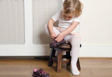 宝宝什么时候穿鞋子最好？错过这个时间影响宝宝脚部发育！