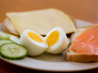 别再随便给孩子吃鸡蛋了，吃错了反而会影响健康