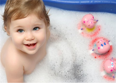 冬天宝宝多久洗一次澡，这才是宝宝正确的洗澡方式