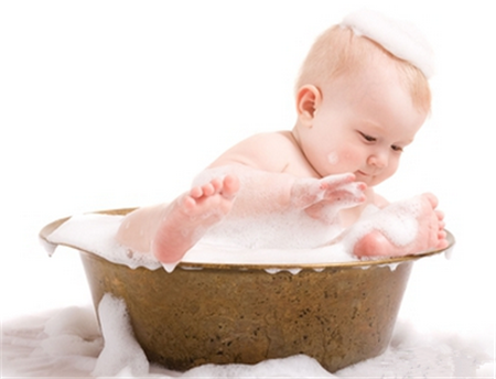 冬天宝宝多久洗一次澡，这才是宝宝正确的洗澡方式
