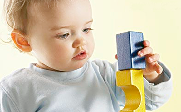八个月到一周岁的宝宝适合玩什么玩具？