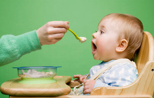 一周岁的宝宝应该如何喂养？吃多少东西？要不要单独给宝宝做吃的？