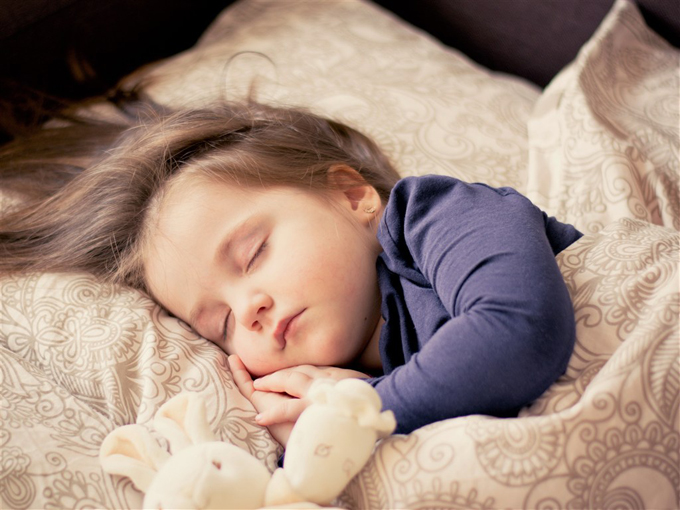 宝宝睡觉时头总是偏向一边，要不要给他摆正？