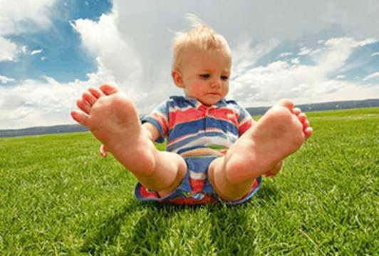 宝宝光脚好不好？原来宝宝光脚更好