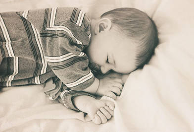新生儿睡觉姿势真的会影响头骨发育吗？