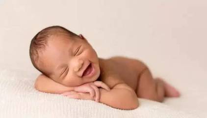 新生儿睡觉姿势真的会影响头骨发育吗？