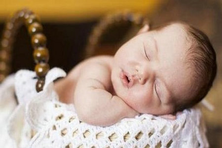 新生儿睡觉呼吸急促怎么办？