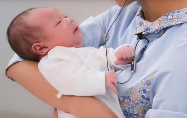 宝妈宝爸必学的抱宝宝正确姿势!三种错误抱法宝妈竟全犯了! 宝妈宝爸必学的抱宝宝正确姿势!三种错误抱法宝妈竟全犯了!