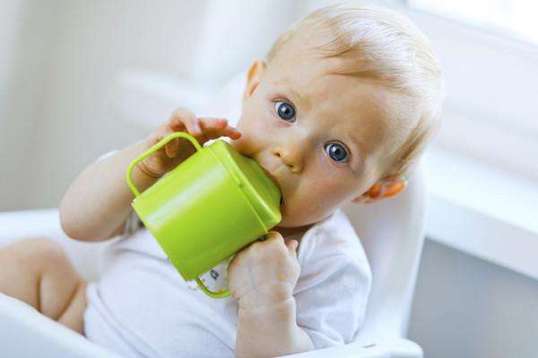 宝宝早晨醒来应先喂水还是喂奶？会冲淡胃液吗？