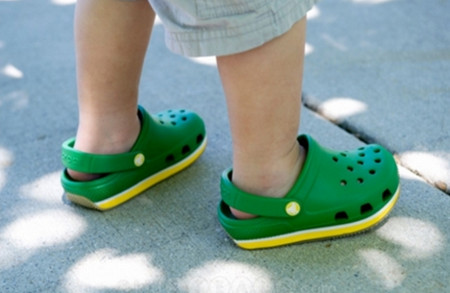 宝宝可以穿洞洞鞋吗？