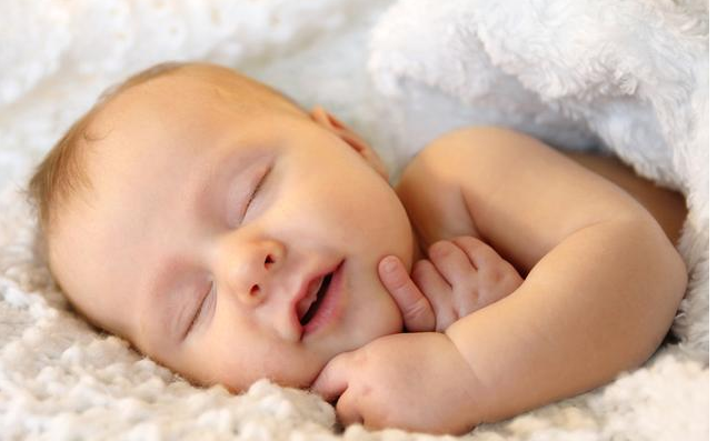 一个多月的宝宝老是让抱着睡一放下就哭，这个该怎么办？