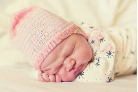 育儿答疑解惑:新生儿睡觉一惊一乍是什么原因 育儿答疑解惑:新生儿睡觉一惊一乍是什么原因