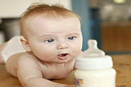 喝奶粉、吃母乳宝宝还需要补水吗？