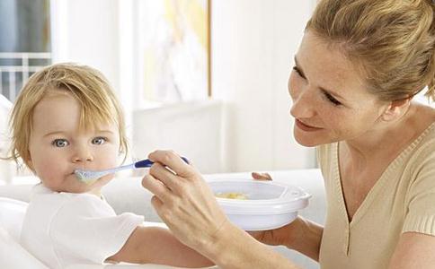 怎么教宝宝独立吃饭?过来人教你怎么办 怎么教宝宝独立吃饭?过来人教你怎么办