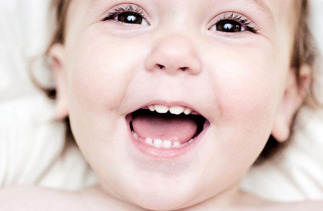婴儿长牙会出现哪些症状，婴儿长牙问题盘点