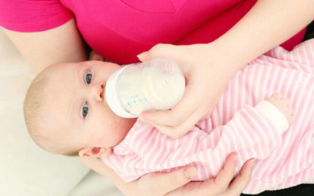 判断宝宝是否吃饱的方法