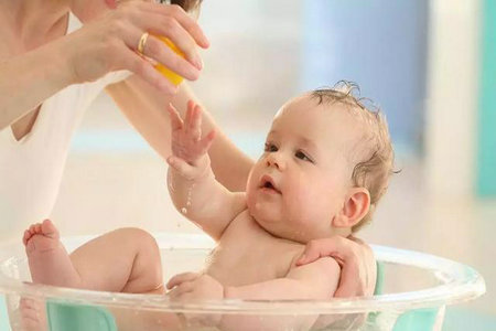 怎么能让宝宝爱上洗澡？