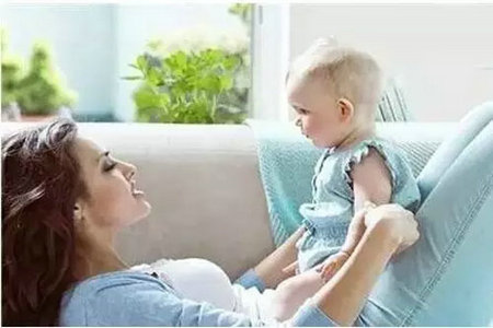 运动宝贝早教品牌中心老师讲解，宝宝在模仿中学习和适应，也在观察和探究着世界。和上面提到的一样，宝宝在模仿的过程中，还不懂分辨对错。在这个过程中，爸妈需要及时给予帮助，正确引导宝宝。