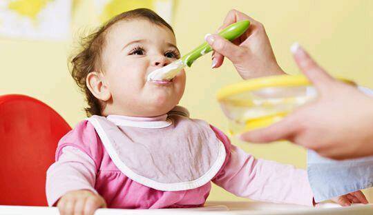 一岁多的宝宝应该怎么安排一天的辅食与奶量？