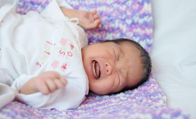 宝宝睡觉总是蹬腿、憋劲、唧哼，有7个原因，附应对方法