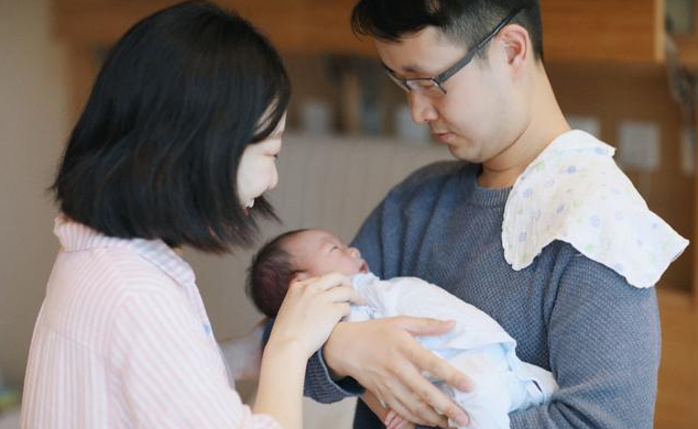 宝宝睡觉总是蹬腿、憋劲、唧哼，有7个原因，附应对方法
