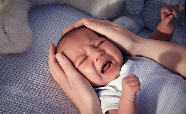 宝宝睡觉总是蹬腿、憋劲、唧哼，有7个原因，附应对方法