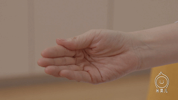 如何给宝宝拍嗝.gif