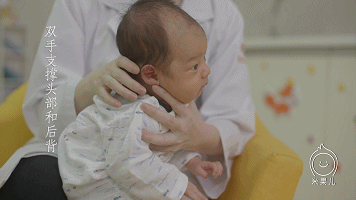 如何给宝宝拍嗝2.gif
