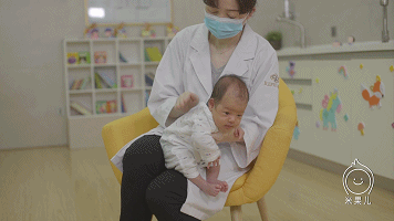 如何给宝宝拍嗝3.gif