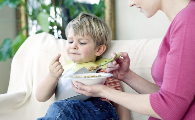 孩子不看电视拒绝吃饭，谁的错？吃饭绝非小事，父母需要做到6点