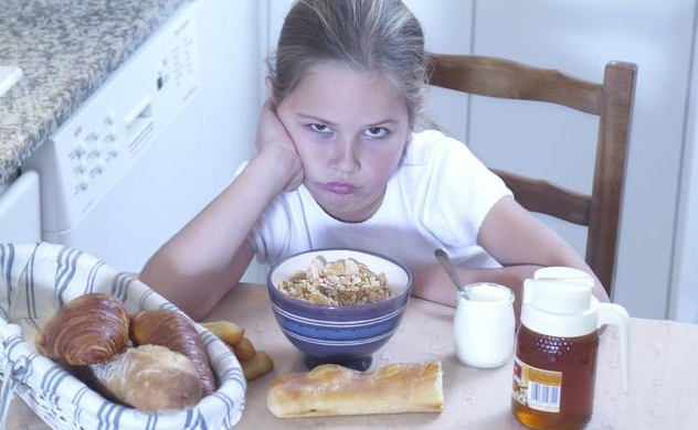孩子不看电视拒绝吃饭，谁的错？吃饭绝非小事，父母需要做到6点