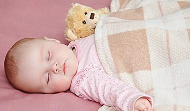 婴儿睡觉呼吸急促正常吗？