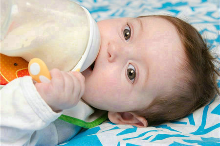 早教知识：宝宝吃奶睡觉的原因