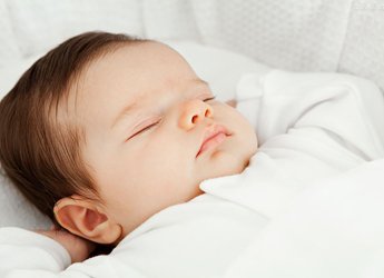 早教知识：新生儿睡姿哪种最好