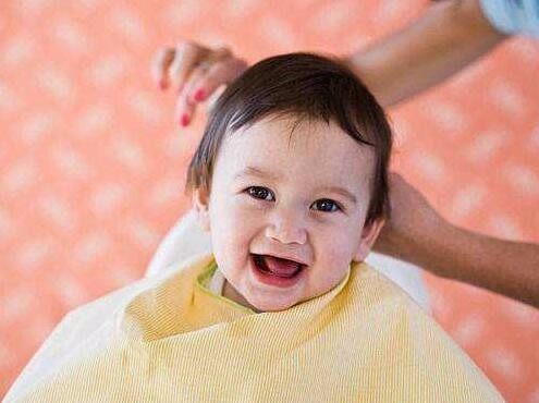 家长怎样给婴儿理发呢？