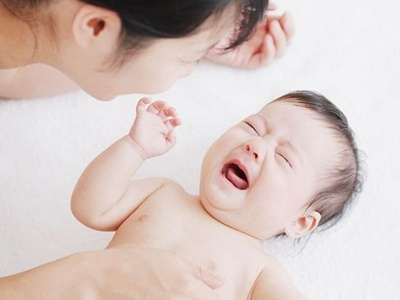 新生儿睡觉发出声音正常吗