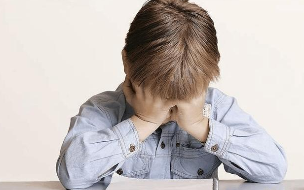 为什么很多孩子窝里横、外面怂，心理学专家：和爸爸关系很大