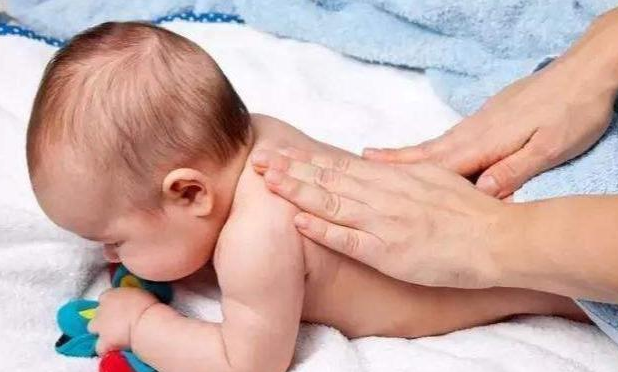 婴儿抚触操：没事多摸娃这几个地方，益于大脑发育