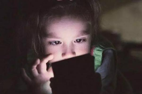 孩子玩手机上瘾父母该怎么办，可以强制没收手机吗？