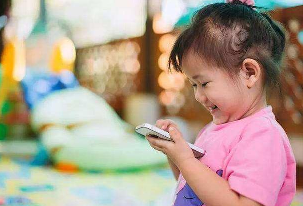孩子玩手机上瘾父母该怎么办，可以强制没收手机吗？