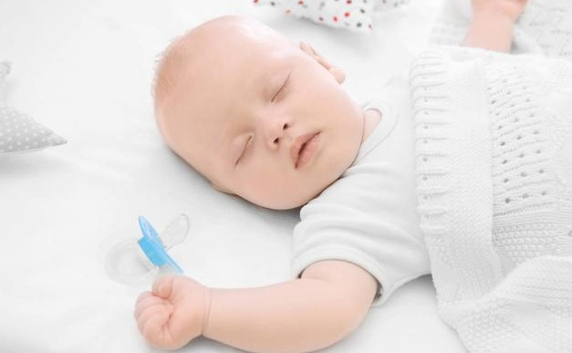 不同月龄的宝宝每天睡几个小时，小睡几次？看完这篇你就明白了