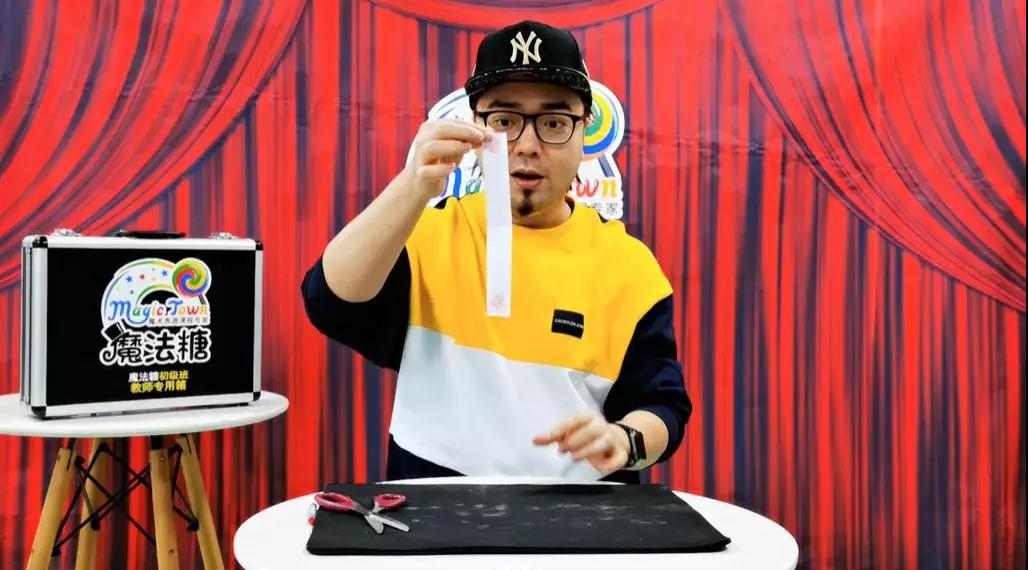 运动宝贝联合「生活魔术师」！打开同伴贝宝APP，一起进入神奇的魔法世界！