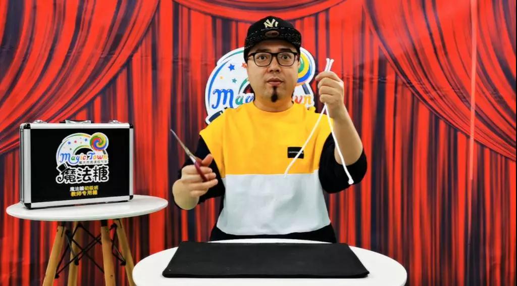 运动宝贝联合「生活魔术师」！打开同伴贝宝APP，一起进入神奇的魔法世界！