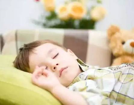早教中心：宝宝晚上易惊醒，家长们该如何应对？
