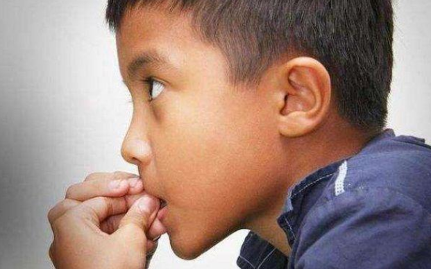 孩子经常咬手指？不是缺少维生素，真正原因各位妈妈们知道吗？