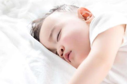为什么宝宝睡觉总是滚来滚去？并不是因为热，2个原因宝妈别大意