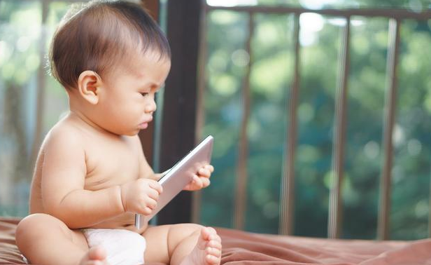 幼儿长期玩手机会影响大脑功能，在这4个地方，不要让孩子玩手机