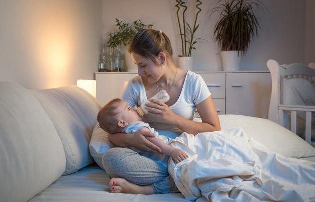 频繁夜奶可能是喂养不当所致？如何避免孩子过度夜奶
