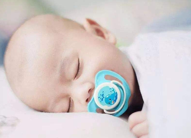 宝宝为何“抱着睡，放下就醒”？弄清“莫罗反射”做省心父母